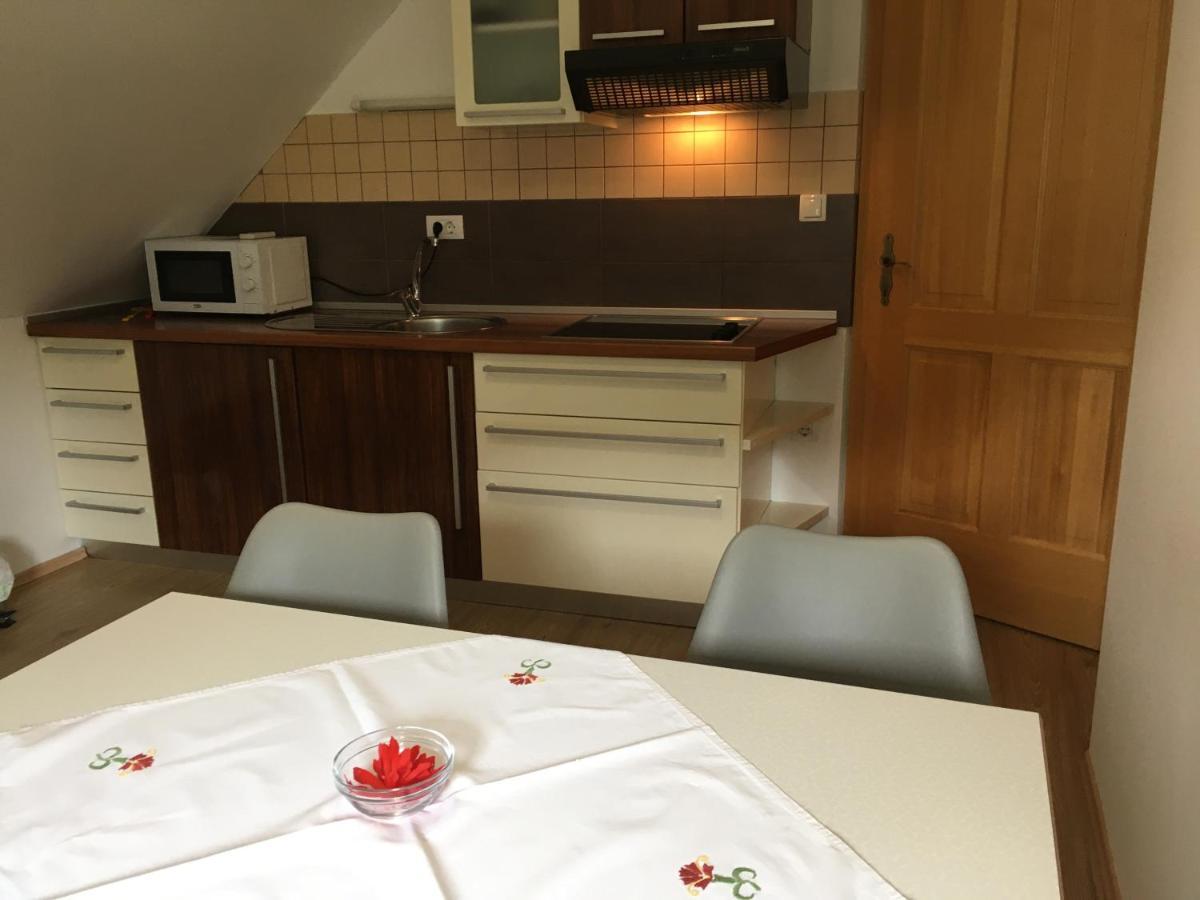 Apartments Pri Bostjanovcu Gorenja Vas  Ngoại thất bức ảnh