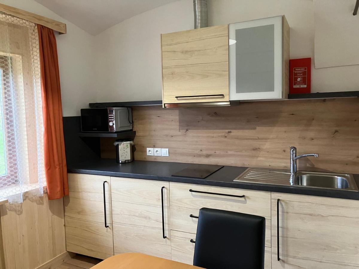 Apartments Pri Bostjanovcu Gorenja Vas  Ngoại thất bức ảnh