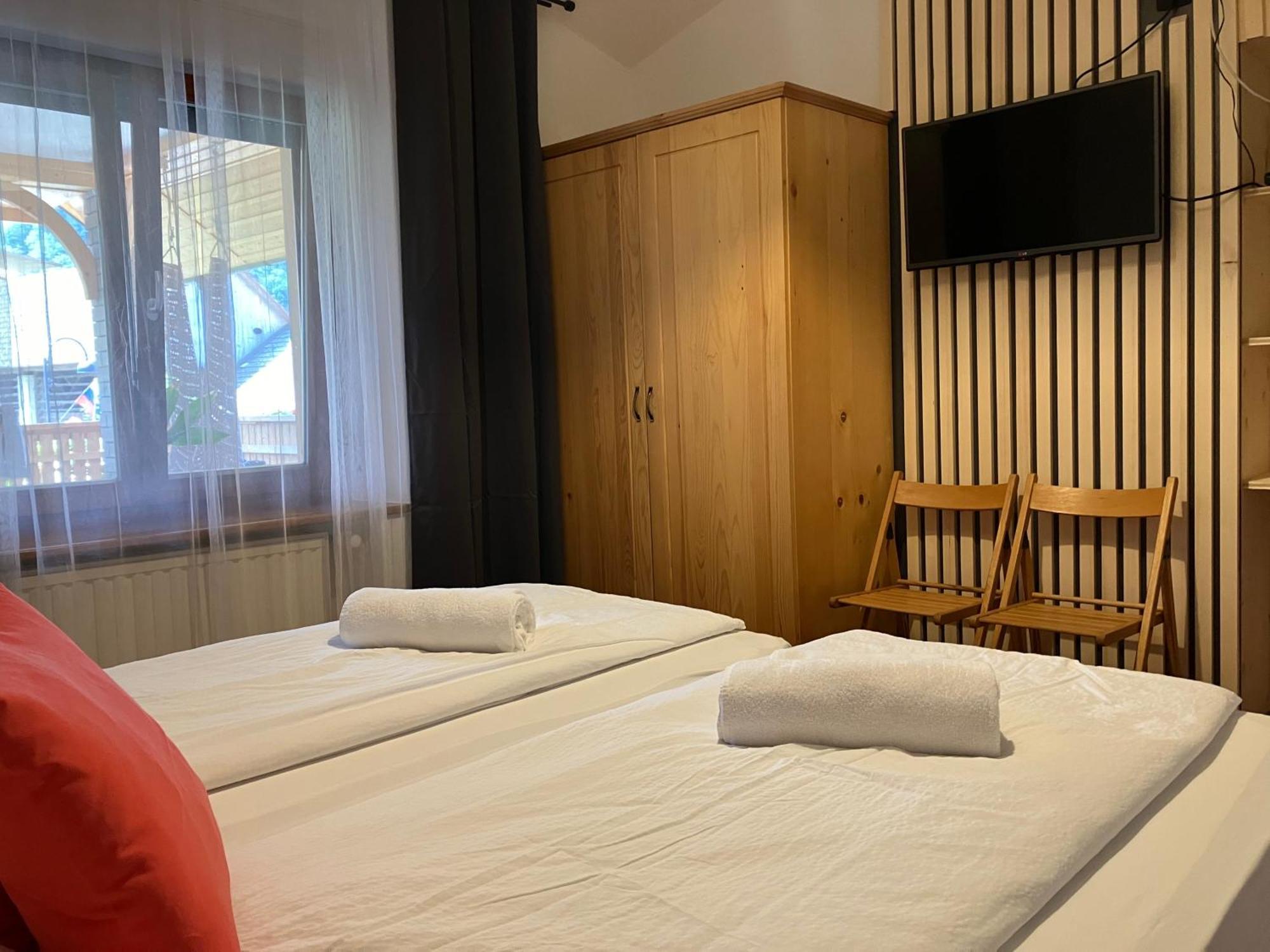 Apartments Pri Bostjanovcu Gorenja Vas  Ngoại thất bức ảnh
